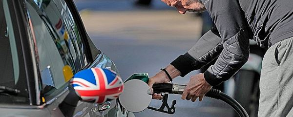 Цены на бензин заставили 10% британцев отказаться от путешествий по стране