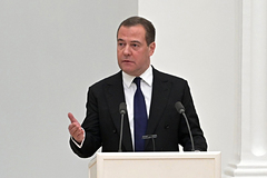 Медведев прибыл в Лугу для инспекции Учебного центра военного гарнизона