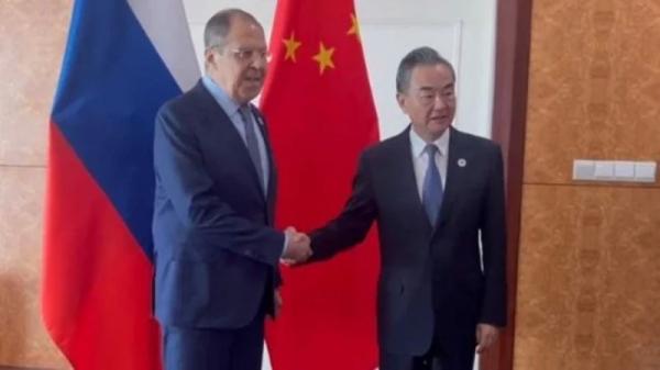 Главы МИД РФ и Китая провели двустороннюю встречу