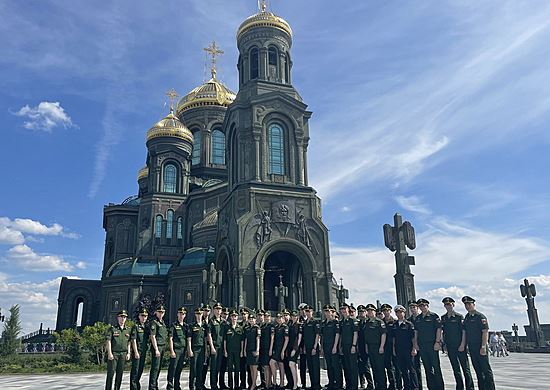 Офицеры-выпускники военно-учебных заведений посетили Главный Храм Вооруженных Сил Российской Федерации и комплекс «Дорога Памяти»