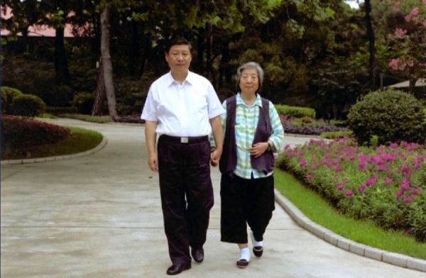 Си Цзиньпин свято чтит наставление своей мамы по отношению к государству и народу