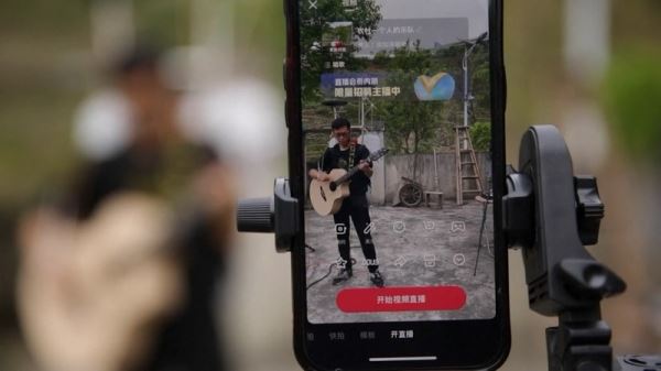 Слабовидящий музыкант из китайской деревни стал звездой в интернете