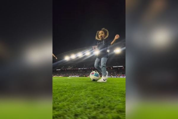 Теннисистка Серена Уильямс показала, как ее 4-летняя дочь играет в футбол 